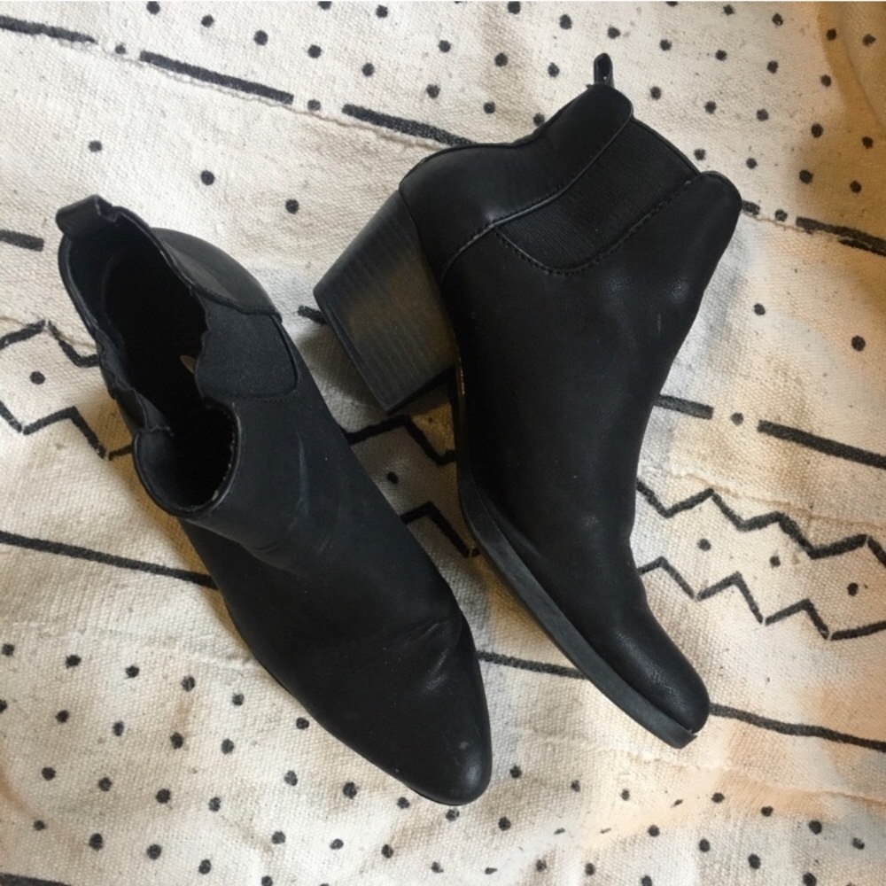 Old navy low heels boots US 8